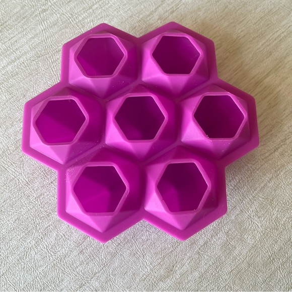 Hot pink diamond shaped silicone ice cube tray - Picture 2 of 6